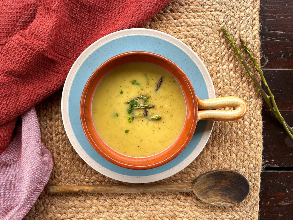 Kremna juha iz divjih špargljev