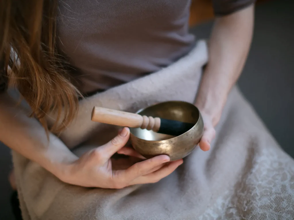 yoga_bell_hand