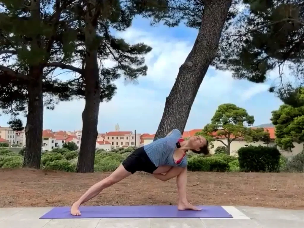 yoga_komiza_vitic_parsvakona